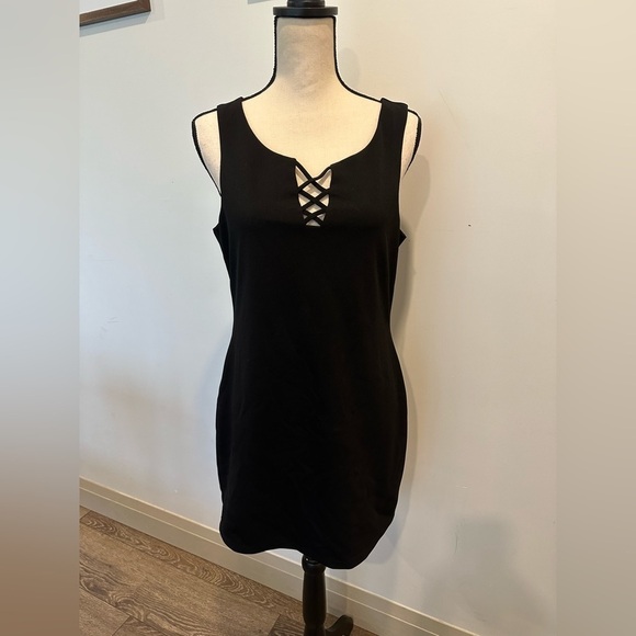 le chateau Dresses & Skirts - 🎄 Le Chateau LBD black dress mini SZ M